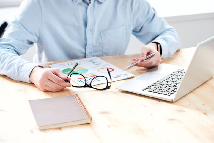 A Beginner's Guide to VLOOKUP vs Pivot Tables resource cover image